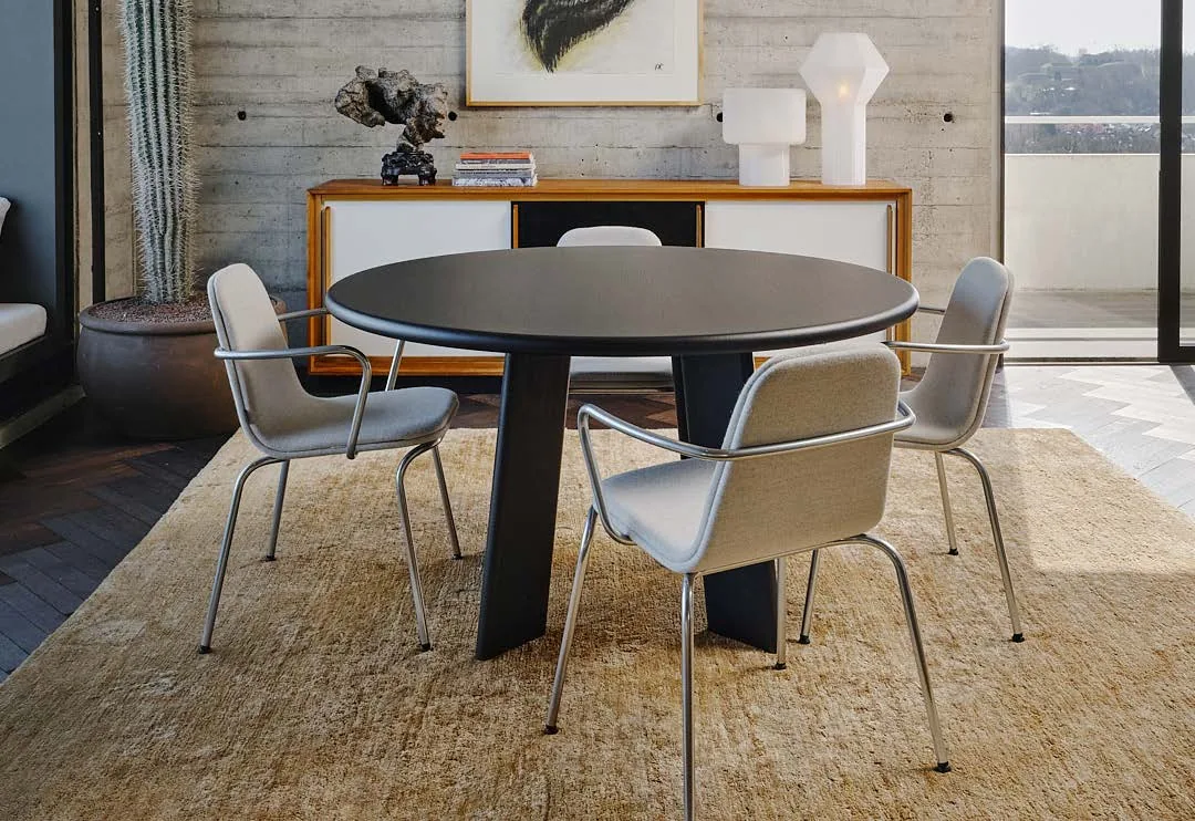 Siren S02 armchairs around a round black table in a living room